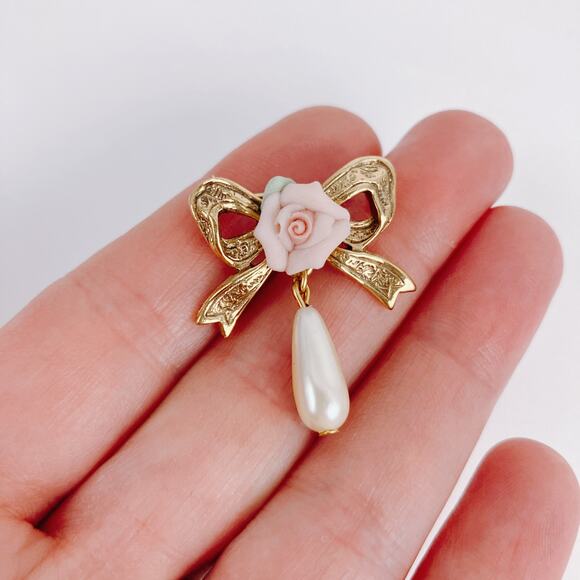 VTG 50s 60s Porcelain Rose Bow Brooch Faux Pearl Drop Mid Century Gold Tone Pin - Picture 2 of 8